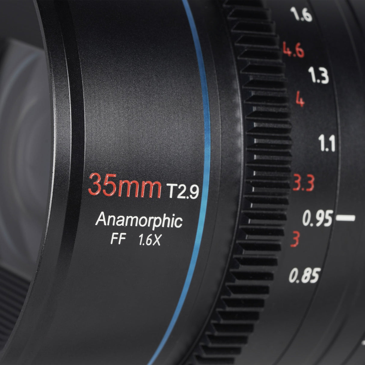 B-WARE SIRUI Venus Vollformat-Anamorphic-Kinoobjektiv B-WARE 35mm T2.9 lens close-up with markings.